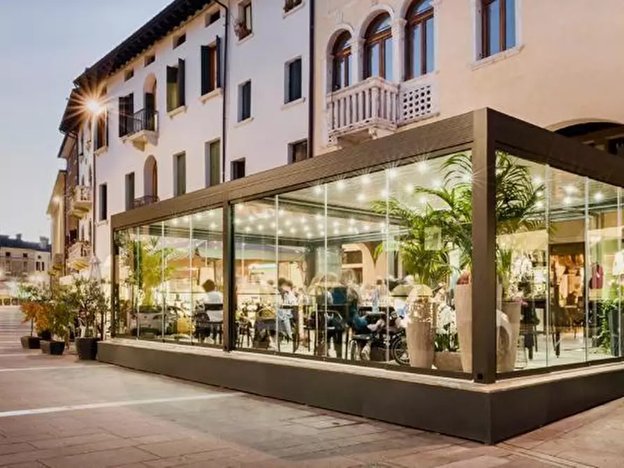 Immagine 2 di Bar / Ristorante in vendita  a Viareggio