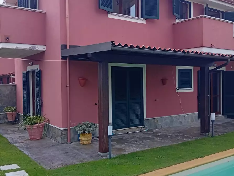 Immagine 1 di Villetta a schiera in vendita  a Carrara