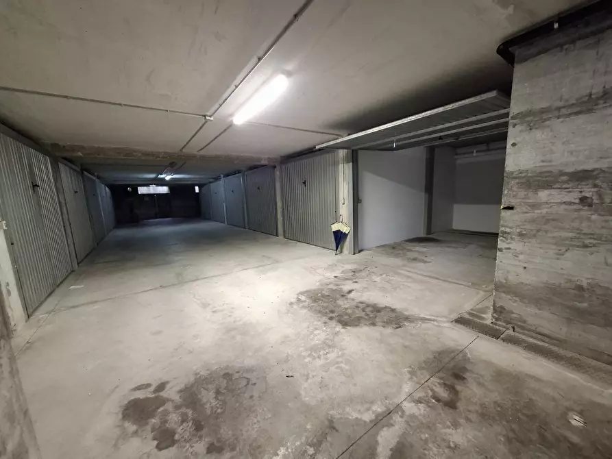 Immagine 2 di Garage in vendita  a Carrara