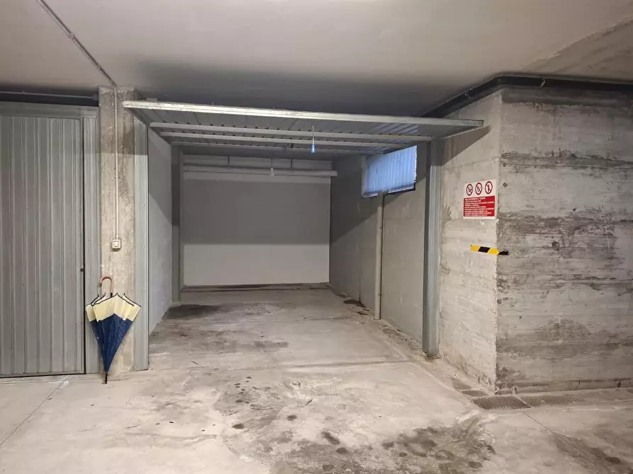Immagine 1 di Garage in vendita  a Carrara