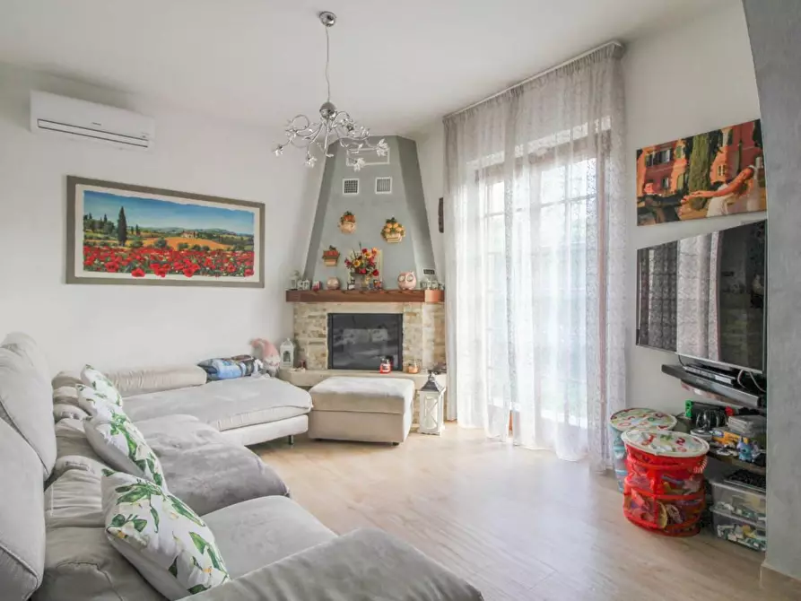 Immagine 1 di Casa bifamiliare in vendita  a Cascina