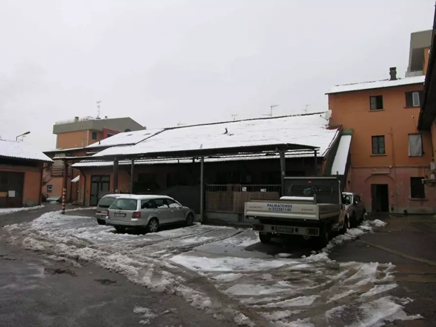 Immagine 4 di Magazzino in vendita  a Pero