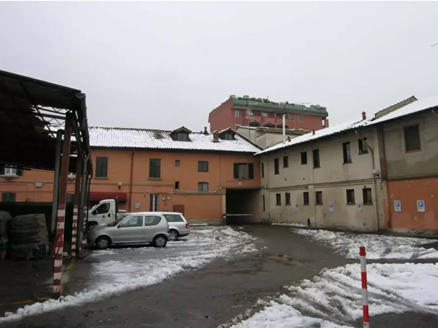 Immagine 2 di Magazzino in vendita  a Pero