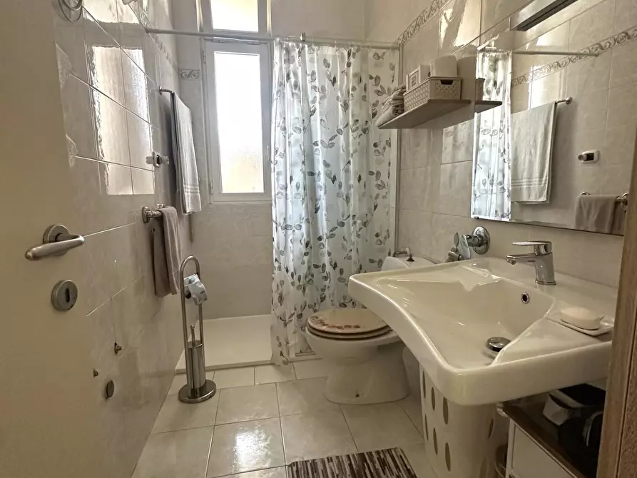 Immagine 13 di Appartamento in vendita  a Viareggio