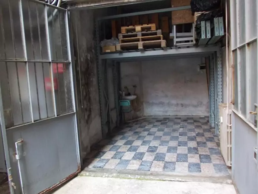 Immagine 2 di Garage in vendita  a Milano