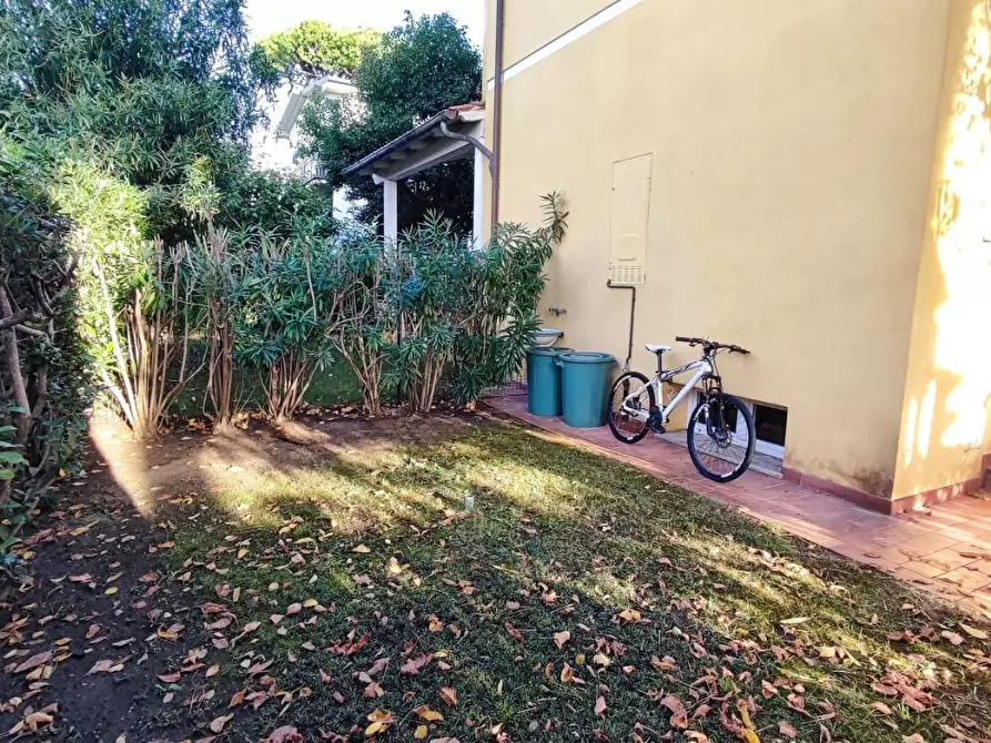 Immagine 30 di Casa trifamiliare in vendita  a Camaiore