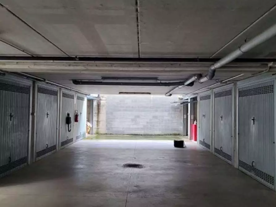 Immagine 1 di Garage in vendita  a Abbiategrasso