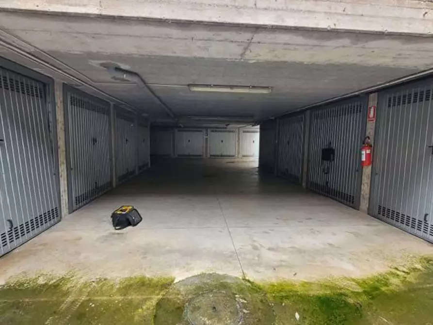 Immagine 2 di Garage in vendita  a Abbiategrasso
