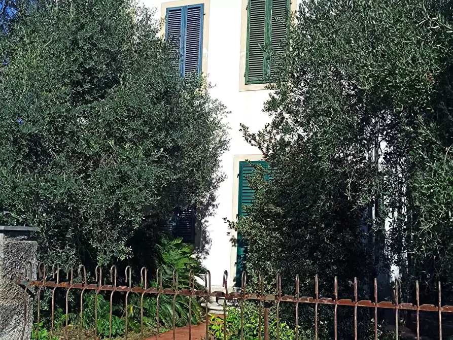 Immagine 2 di Villa in vendita  a Lucca