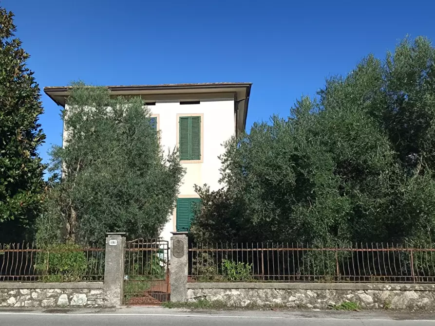 Immagine 1 di Villa in vendita  a Lucca