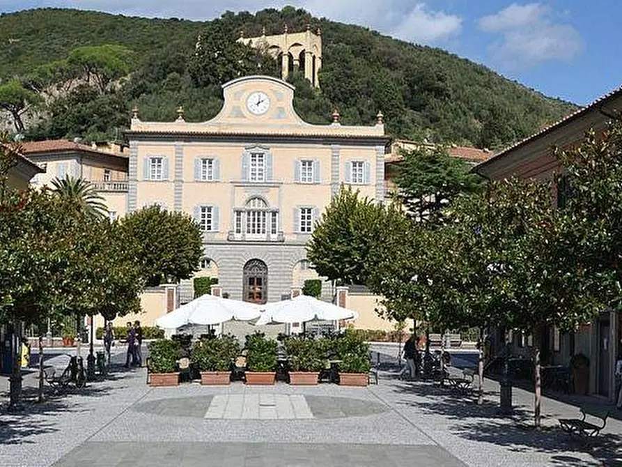 Immagine 2 di Locale commerciale in vendita  a San Giuliano Terme