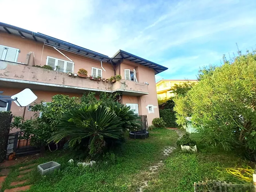 Immagine 25 di Casa quadrifamiliare in vendita  a Massa