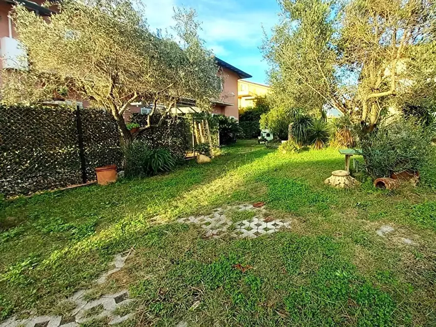 Immagine 28 di Casa quadrifamiliare in vendita  a Massa