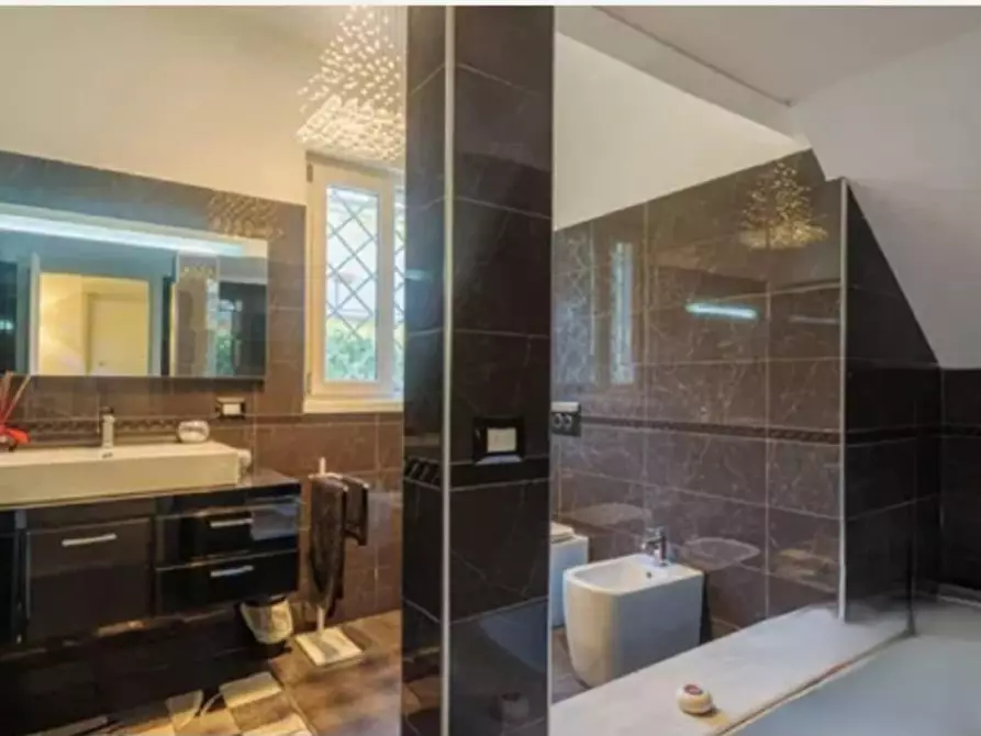 Immagine 25 di Villa in vendita  a Massa