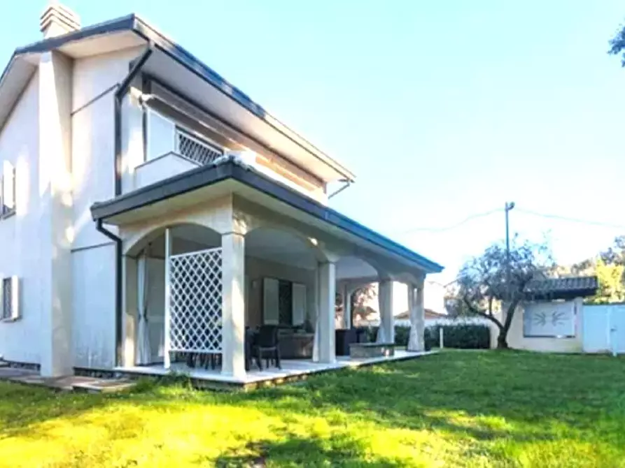 Immagine 2 di Villa in vendita  a Massa