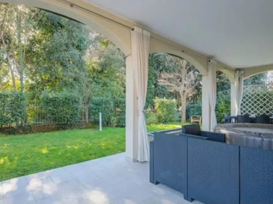 Immagine 32 di Villa in vendita  a Massa