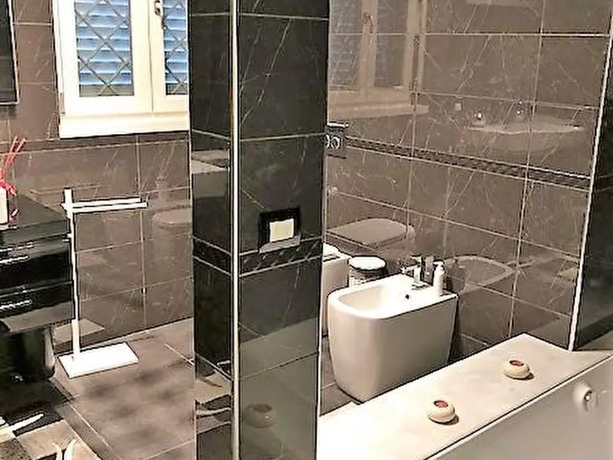 Immagine 27 di Villa in vendita  a Massa