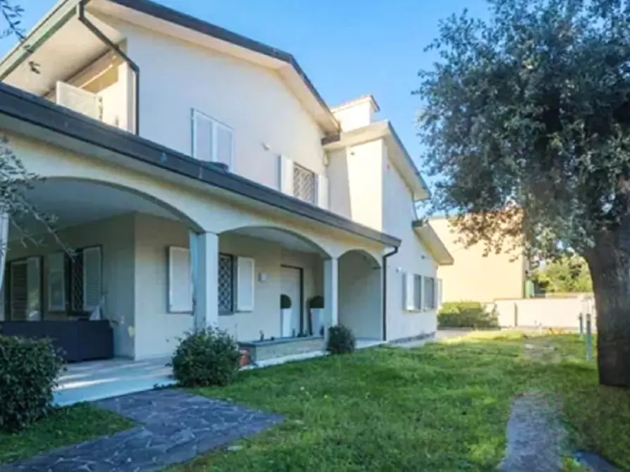 Immagine 34 di Villa in vendita  a Massa