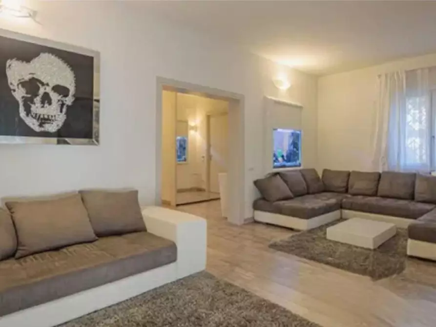 Immagine 13 di Villa in vendita  a Massa