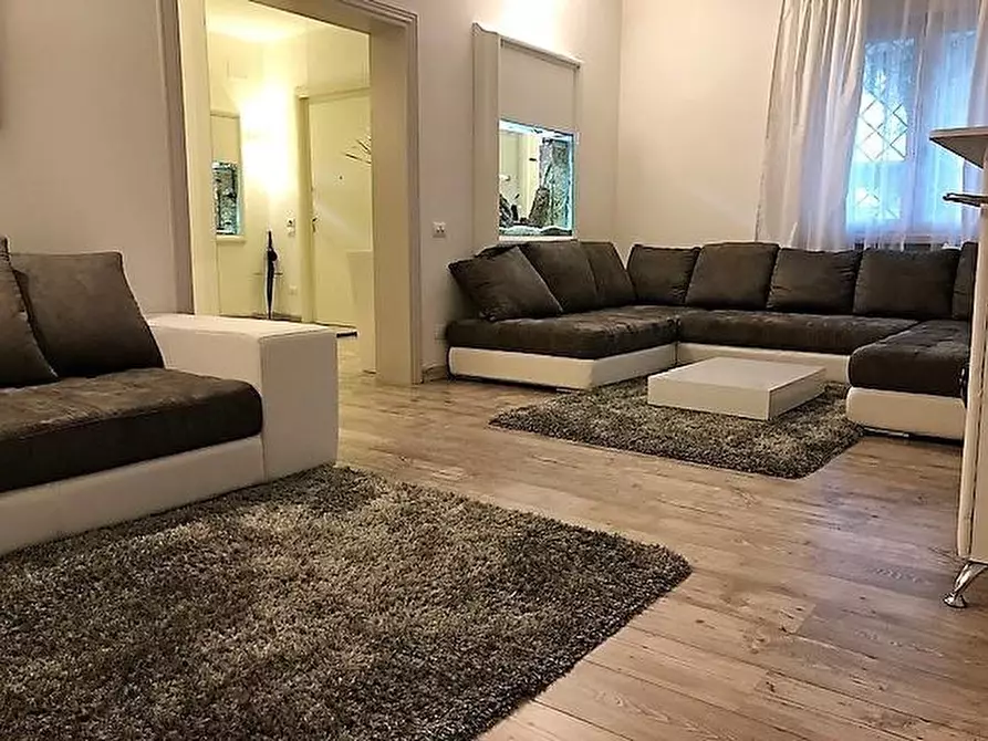 Immagine 7 di Villa in vendita  a Massa