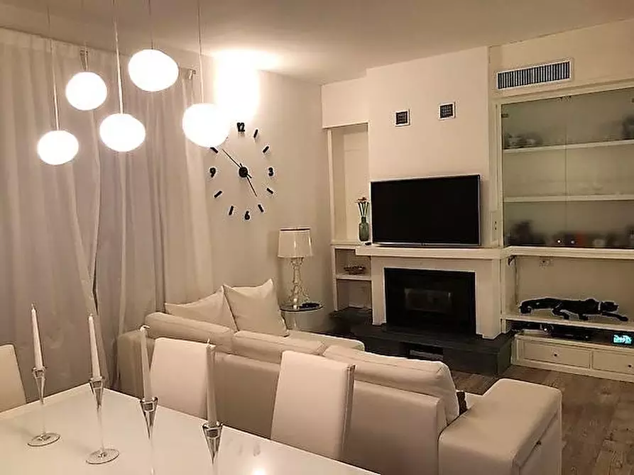 Immagine 18 di Villa in vendita  a Massa