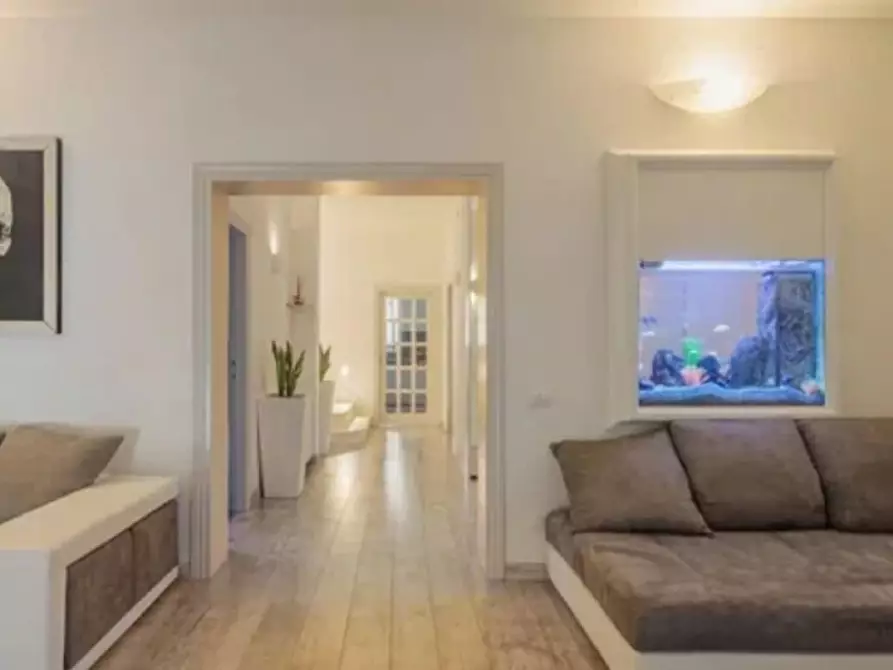 Immagine 12 di Villa in vendita  a Massa