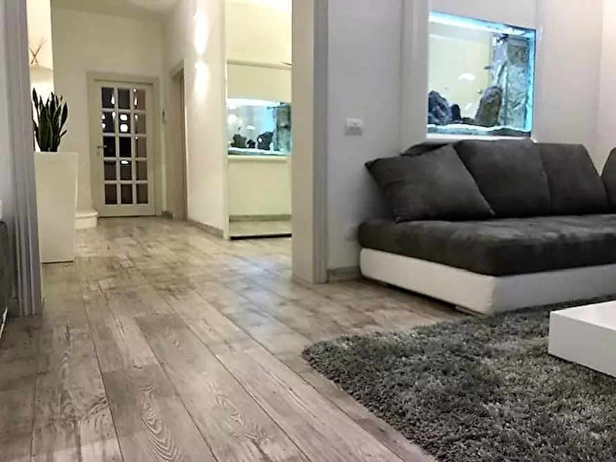 Immagine 6 di Villa in vendita  a Massa