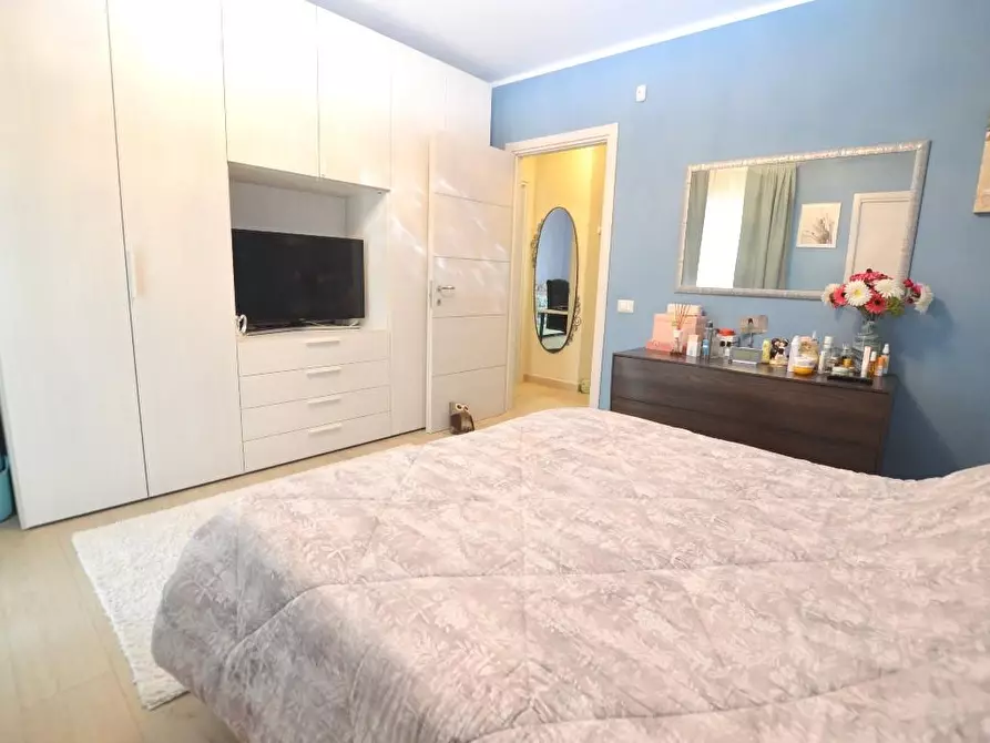 Immagine 11 di Appartamento in vendita  a Lucca