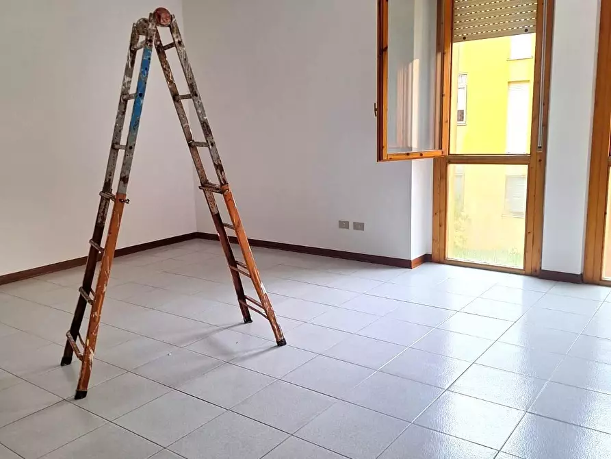 Immagine 3 di Locale commerciale in vendita  a Lucca