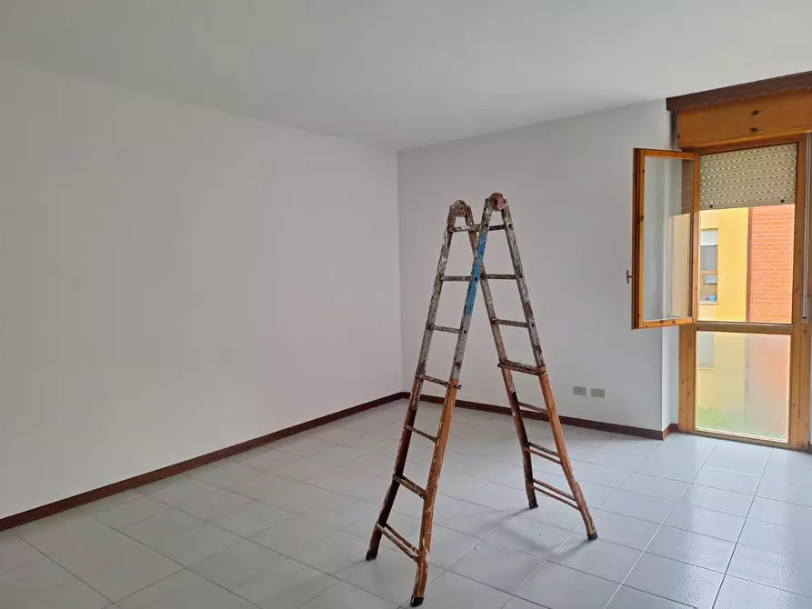 Immagine 4 di Locale commerciale in vendita  a Lucca