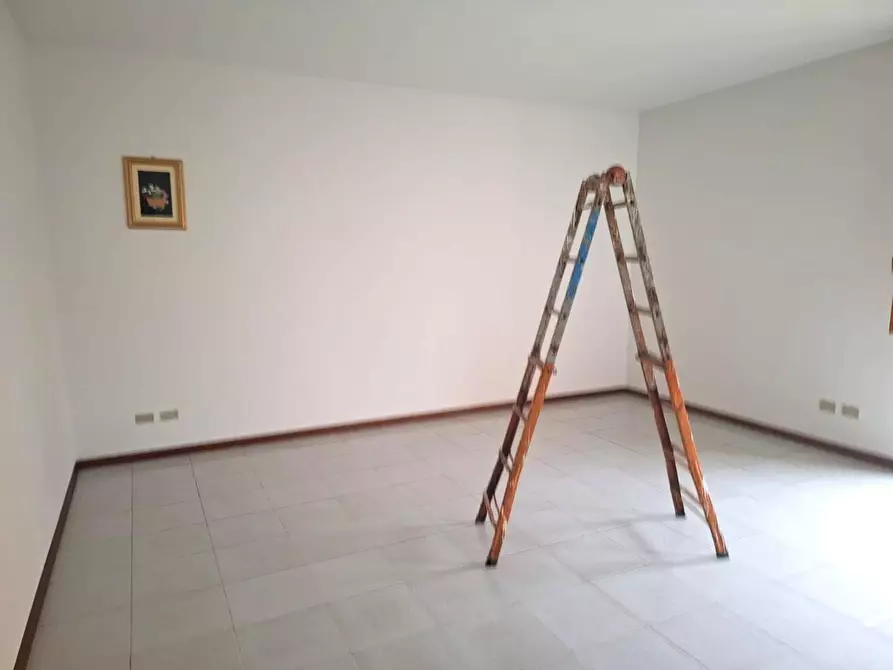 Immagine 2 di Locale commerciale in vendita  a Lucca