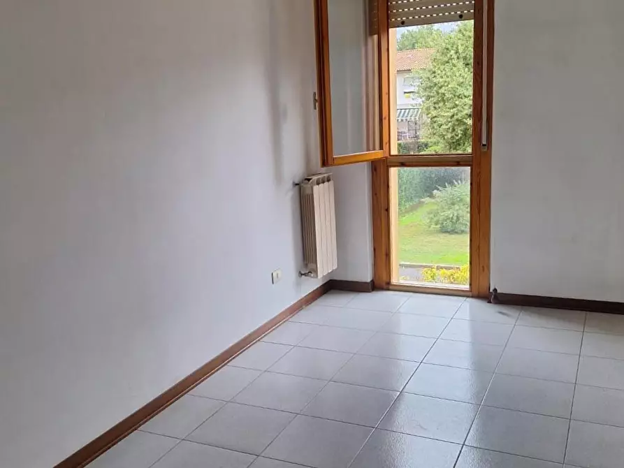 Immagine 11 di Locale commerciale in vendita  a Lucca