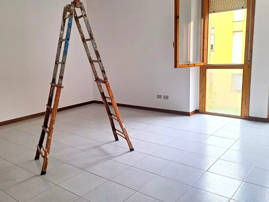 Immagine 8 di Locale commerciale in vendita  a Lucca