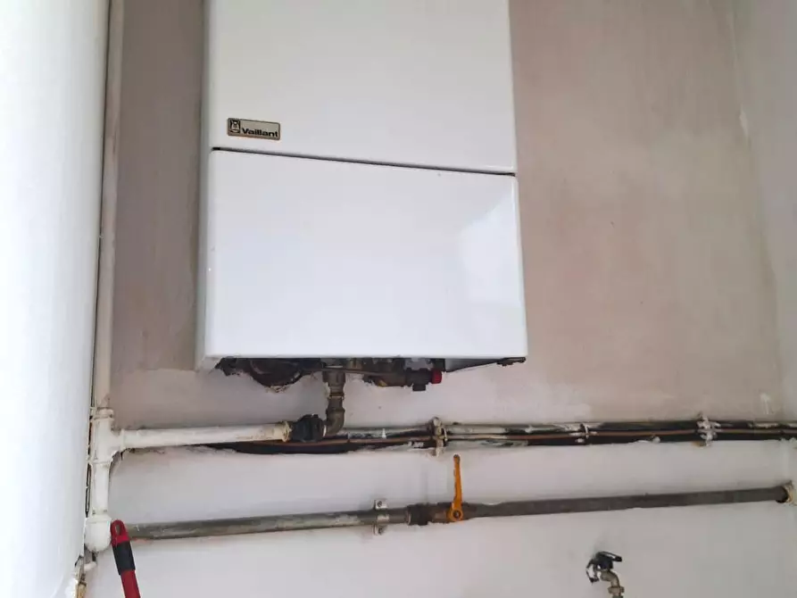 Immagine 6 di Locale commerciale in vendita  a Lucca