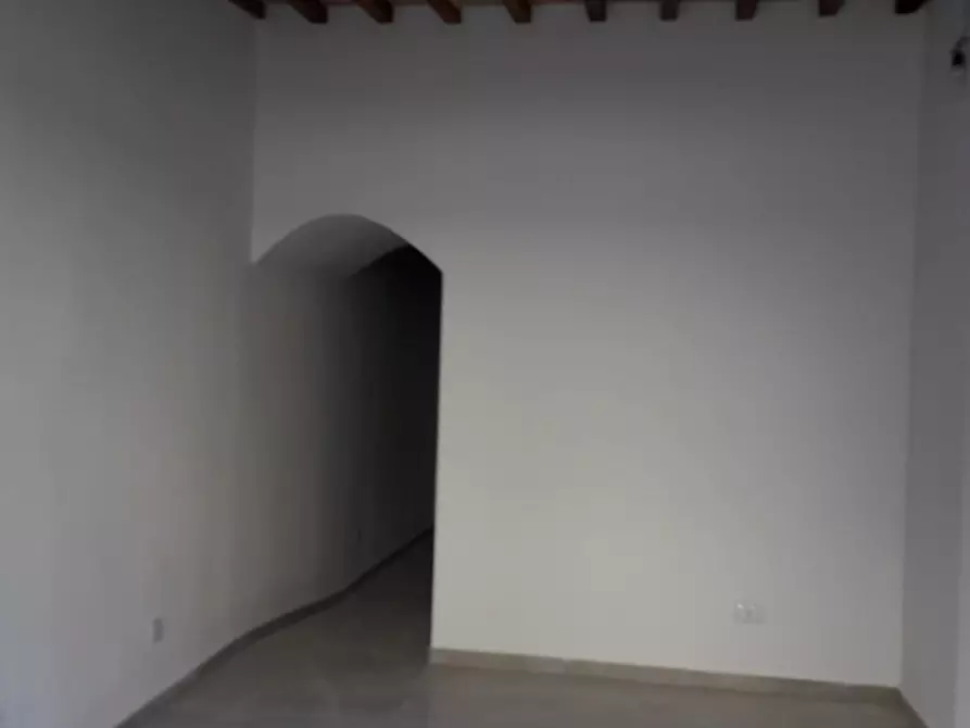 Immagine 1 di Locale commerciale in vendita  a Monteroni D'arbia