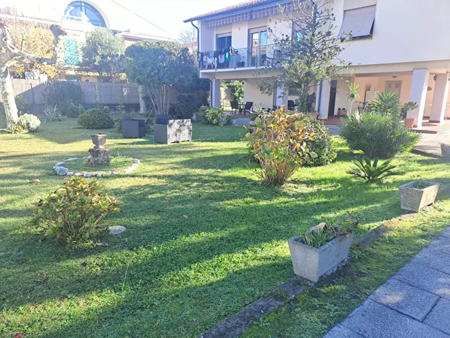 Immagine 13 di Appartamento in affitto  a Massa