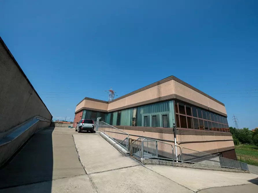 Immagine 2 di Laboratorio in vendita  a Bussero