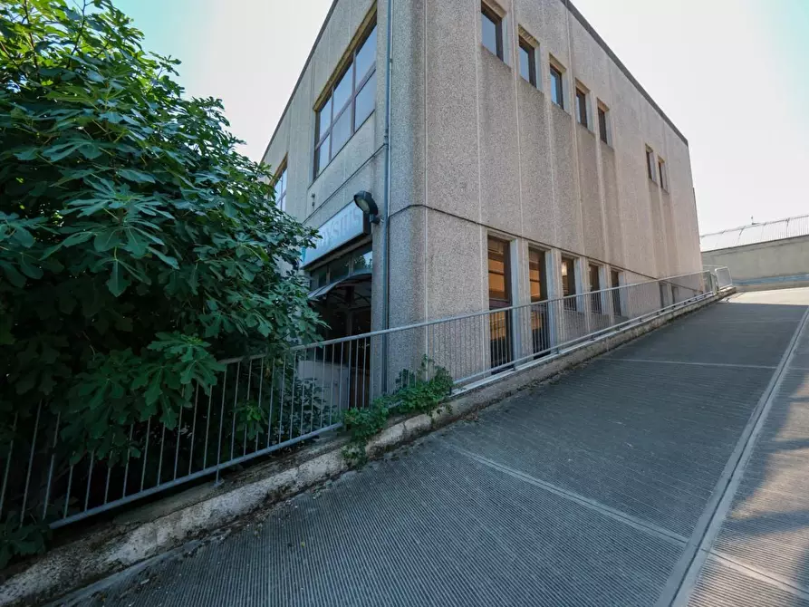 Immagine 1 di Laboratorio in vendita  a Bussero