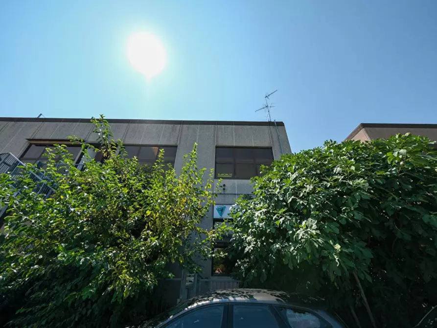 Immagine 2 di Laboratorio in vendita  a Bussero