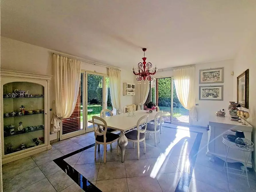 Immagine 1 di Villa in vendita  a Cascina