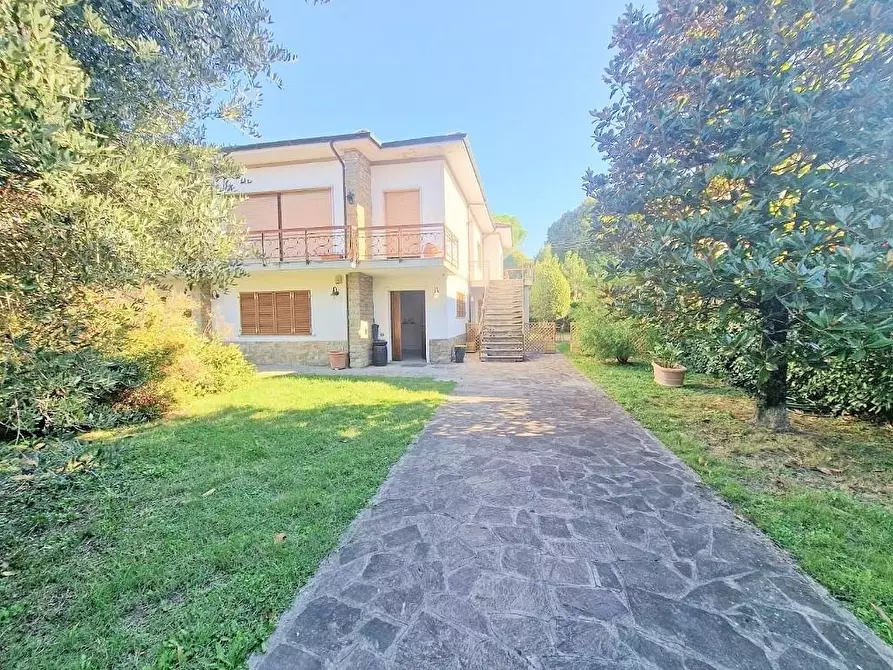 Immagine 11 di Villa in vendita  a Cascina