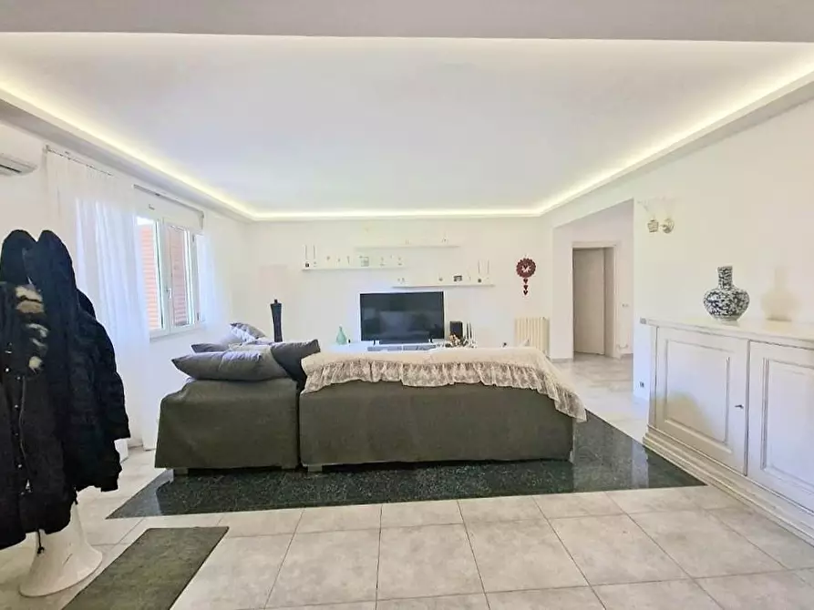 Immagine 4 di Villa in vendita  a Cascina