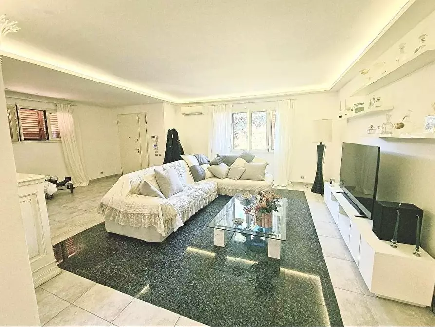 Immagine 3 di Villa in vendita  a Cascina