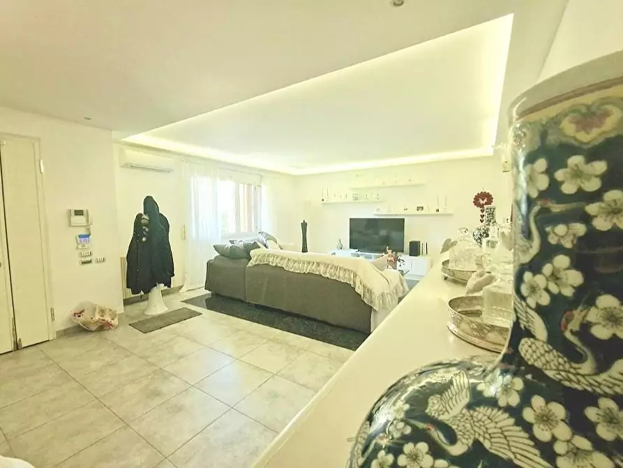 Immagine 2 di Villa in vendita  a Cascina