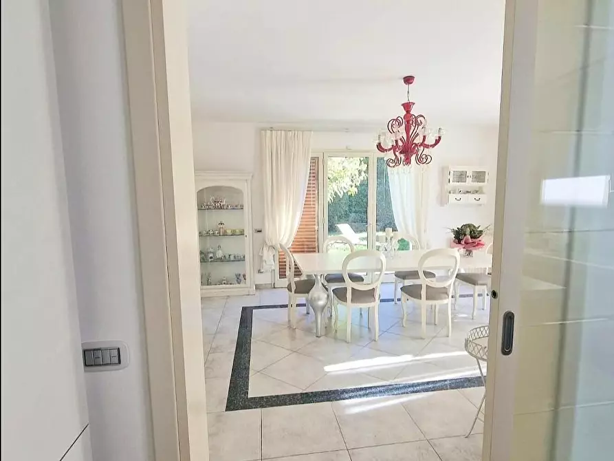 Immagine 5 di Villa in vendita  a Cascina