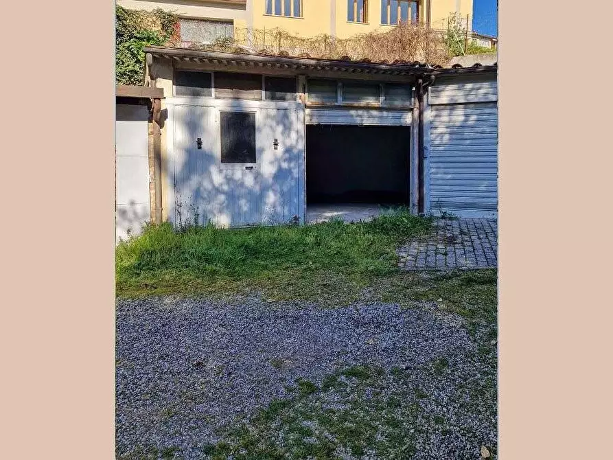 Immagine 2 di Garage in vendita  a Siena