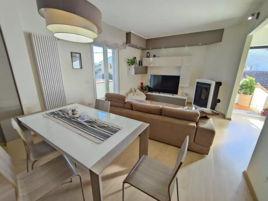 Immagine 1 di Casa semindipendente in vendita  a Viareggio