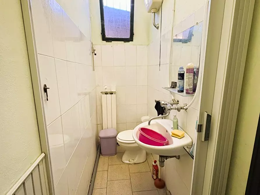 Immagine 16 di Locale commerciale in vendita  a Empoli