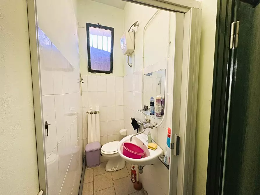 Immagine 10 di Locale commerciale in vendita  a Empoli