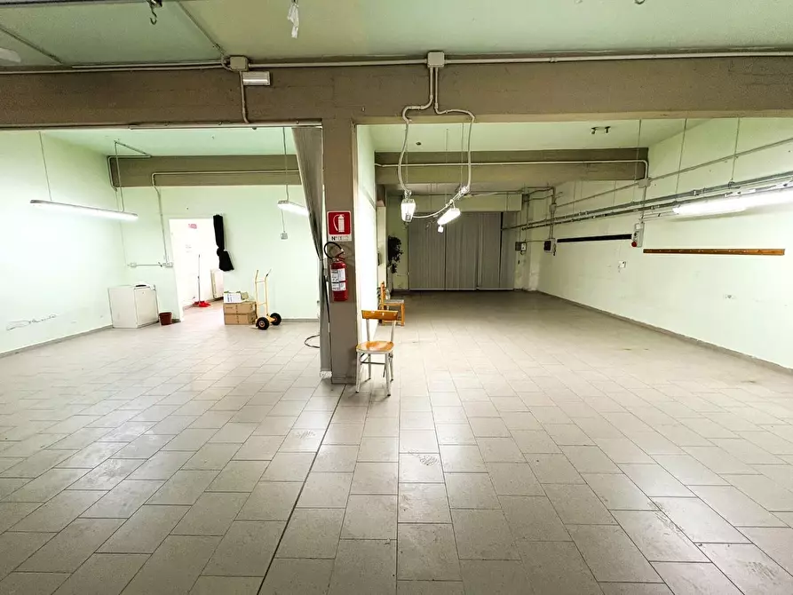 Immagine 2 di Locale commerciale in vendita  a Empoli